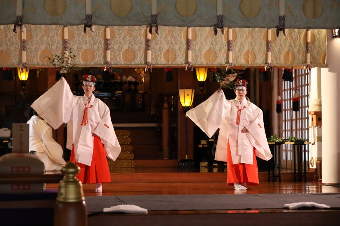社殿で執り行われる新年祈祷の様子