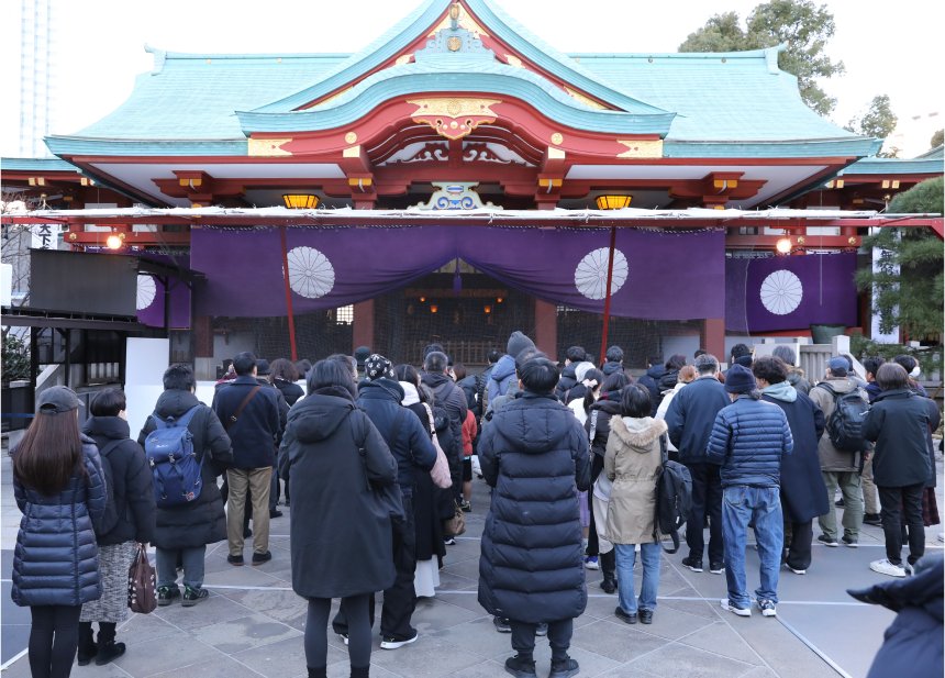 新年法人祈祷当日、社殿前に集まる参列者